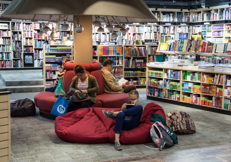 ecommerce-LANTOSQUE-min_books_bookstore_book_reader_readers_reading_shop_sale_books-849006