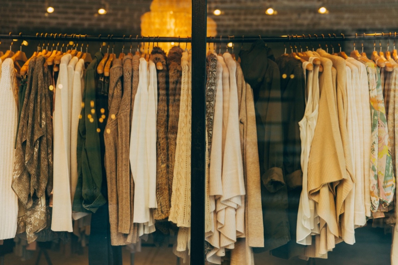 ecommerce-LANTOSQUE-min_clothe_fashion_store_shop_window_store_front-21277