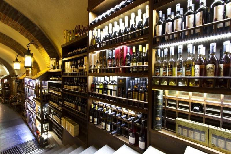 ecommerce-LANTOSQUE-min_world_street_travel_shop_canon_georgia_wine_bottles-429767